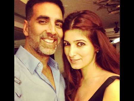 Controversy Over Rustom Costume: Akshay Kumar Says He Will Support His Wife Twinkle Khanna