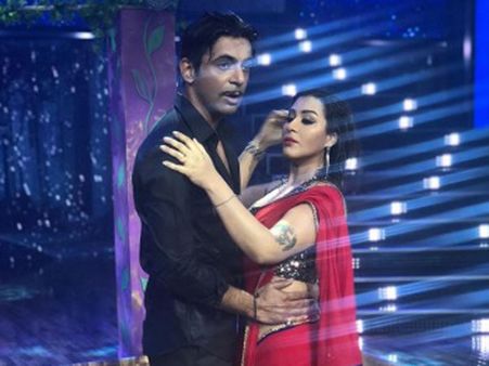 Dhan Dhana Dhan: Fans Can’t Stop Gushing Over Shilpa Shinde & Sunil Grover’s Hot Rain Dance!