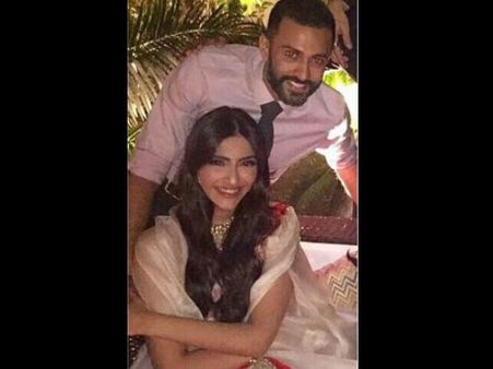 SO ROMANTIC! Anand Ahuja Proposed His Lady Love Sonam Kapoor With This Gift  