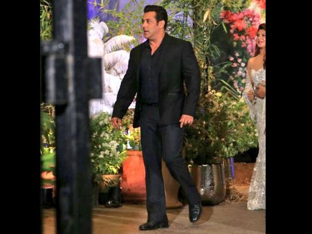 CAUGHT ON CAMERA! Salman Khan IGNORES Arjun Kapoor Leaving Him Visibly UPSET At Sonam's Reception