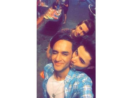 Bigg Boss 11 Finalist Vikas Gupta Gets Tracked By Fan Girls In Bangkok! Stalking Much?