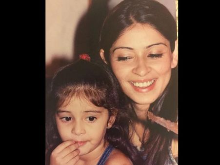 Ananya Panday Shares A Throwback Picture With Her Mom & It's Too Good To Be Missed!