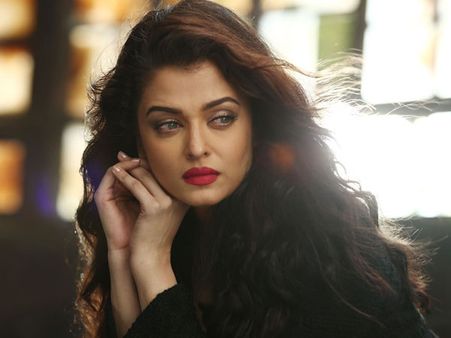 Aishwarya Rai Bachchan Refuses To Dance On 'Raunchy' Item Numbers Like Kareena Kapoor Khan!