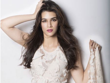 IIFA 2018: Arjun Kapoor Falls Ill; Kriti Sanon Rehearses For Her Killer Performance