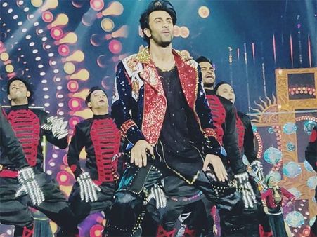 INSIDE IIFA 2018: Ranbir Kapoor Dances To Balam Pichkari, Rekha Charms & KJo Goes Shava-Shava!
