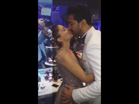 Rubina Dilaik & Abhinav Shukla Seal It With A Romantic KISS At Their Reception; Fans Find It Cute!
