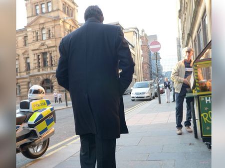 Uh Oh! Amitabh Bachchan Was Mistaken For Salman Khan In Glasgow & Twitteratis Aren't Very Amused!