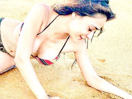 After Nude Bathtub Controversy, Now Sara Khan & Her Sister’s Bikini Pictures Go Viral!
