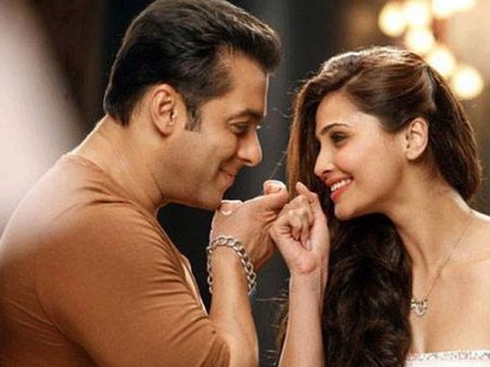 Salman Khan Is A Man With A GOLDEN Heart; He Wants Everyone To Grow Along With Him, Says Daisy Shah