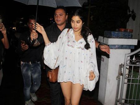 Arjun Kapoor Slams A Media House For Posting A Troll Article On Jhanvi Kapoor's Dress!