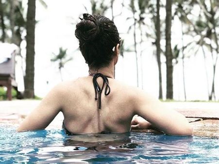 Hina Khan Goes Backless In The Pool, The Pics Prove She’s A Fitness Freak!