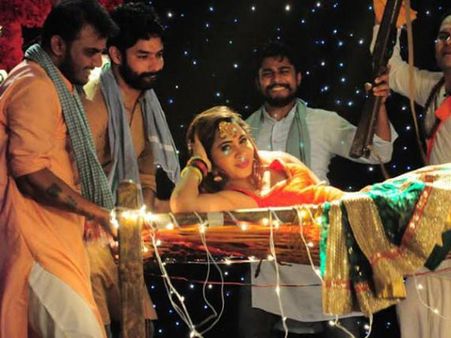 Arshi Khan Will Be Seen Dancing To Bipasha's Bidi Jalaile In Bitti Business Wali!