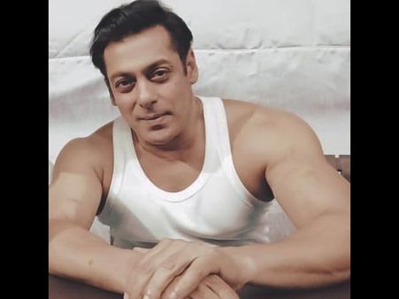 Salman Khan's Look In Bharat Leaked, The Actor Carries The 1970s Style! View Pictures