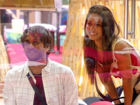 Vikas Gupta Lashes Out At Hina’s Fan Who Attributed Karan Patel’s Wife’s Miscarriage To His KARMA!