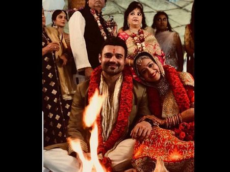 Mithun Chakraborty's Son Mahaakshay Chakraborty MARRIES Madalsa Sharma [FIRST WEDDING PIC OUT]