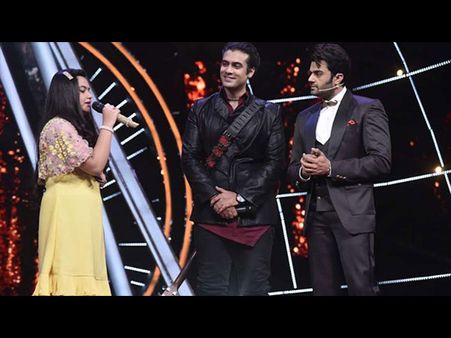 Indian Idol 10: Jubin Nautiyal Surprises Fan On The Sets Of The Show!