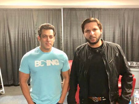Salman Khan & Pakistani Cricketer Shahid Afridi Meet In Canada, Pose For Pictures!