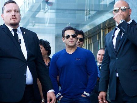Salman Khan Gets Mocked As He Goes UNNOTICED At A Dubai Mall; What Happened To His Popularity?
