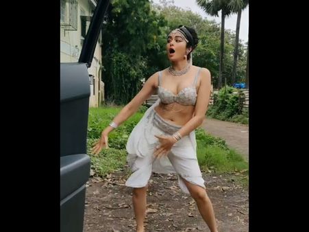 Adha, Nia & Priyank Sharma & Nora Fatehi Dance To Kiki Challenge! Mumbai Police Warns On Twitter