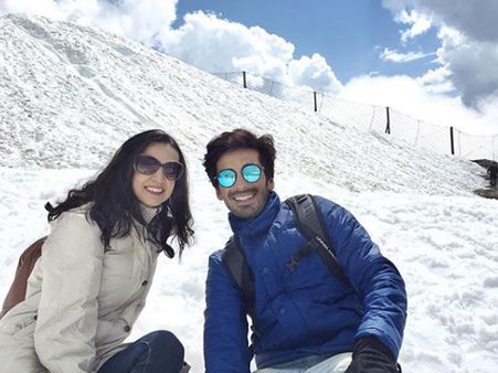 Sanaya Irani & Mohit Sehgal Attempt Re-Creating DDLJ Scene & Fail Hilariously In Switzerland! Watch!