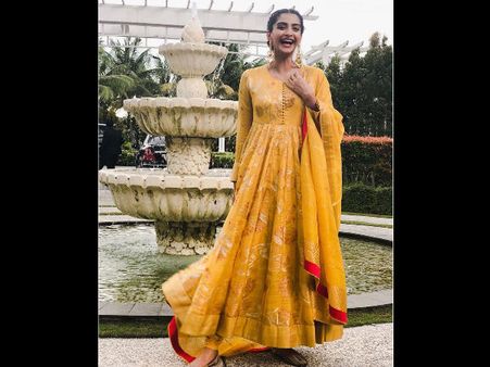 Sonam Kapoor Was Asked If She Loves Muslims & Pakistani Followers; Replies What 'Hinduism' Preaches