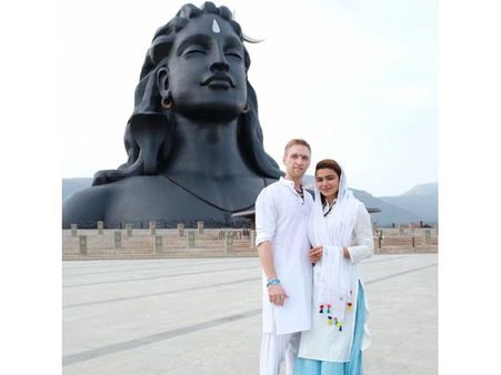 Aashka Goradia Enters Spiritual Path With Brent Goble, Couple Visit Sadghuru's Adiyogi In Coimbatore