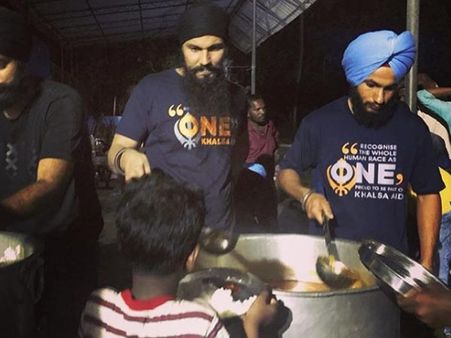 Randeep Hooda Goes To Kerala & Serves Food To The Needy