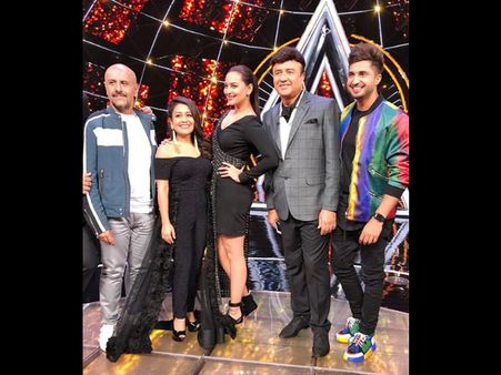 Indian Idol 10: Happy Phirr Bhag Jayegi’s Sonakshi Sinha Had A Blast With The Contestants! (PICS)