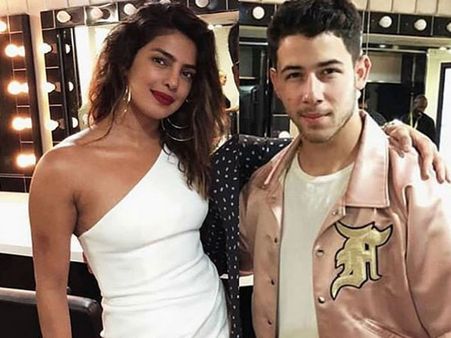 Priyanka Chopra Gets Cozy With Boyfriend Nick Jonas At A Nightclub In Singapore, Viral Video Here!