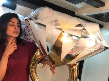 Hey, Nick Jonas! Your Fiancée Priyanka Chopra Is Trying To Tell You Something With This Photo