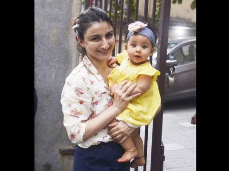 Soha Ali Khan Scolds Paparazzi For Camera Flashes On Her Daughter Inaaya; Video Goes Viral!