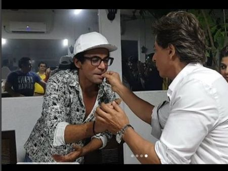 Sunil Grover Celebrates His Birthday With Salman Khan & Shahrukh Khan On Dus Ka Dum Sets! (PICS)