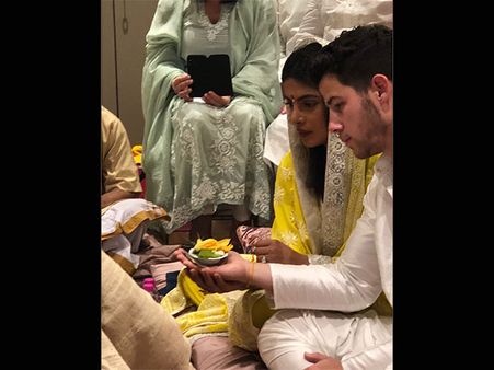Twitter Reacts To Priyanka Chopra & Nick Jonas' Roka; Praises Him For Respecting Indian Culture
