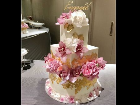 Priyanka Chopra-Nick Jonas' Engagement Bash: You Just Can't Look Away From The 24 K Gold Leaves Cake