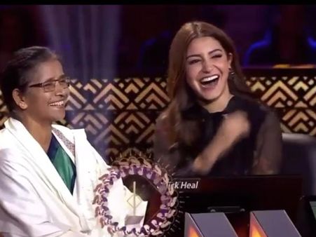 KBC 10: Anushka Sharma Blushes As Amitabh Bachchan Teases Her About Virat Kohli's Flying Kisses!