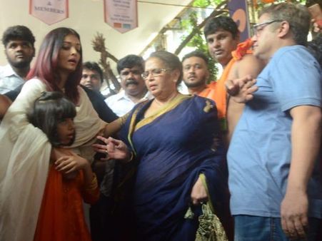 Ganapati Darshan: A Panicked Aishwarya Rai Bachchan Tries To Protect Aaradhya From The Crowd Around