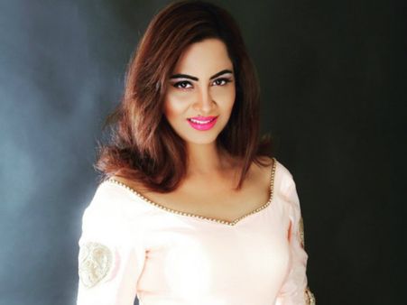 Bigg Boss 11’s Arshi Khan Bags ‘Top Entertainer’ Award At The Global Peace Conference!