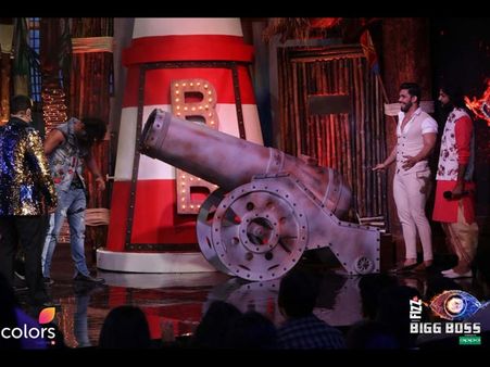 Karanvir Bohra's Fans Unhappy With Salman For Humiliating Him! Big Boss 12 Inmates Sick Of His OCD?