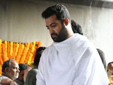 Jr NTR Breaks Down At Dad Harikrishna's Funeral; Latest Photos