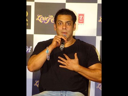 Warina Hussain Gets COMPARED To Aishwarya Rai Bachchan; Salman Khan's Instant Reaction Is On Point!