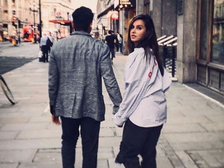 Shibani Dandekar Shares A Picture With A Mystery Man & He Resembles Farhan Akhtar!