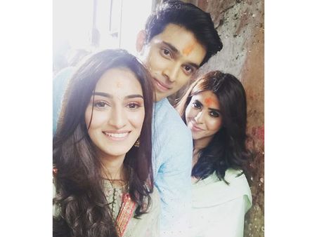 Kasautii Zindagi Kay 2: Ekta, Erica & Parth Seek Devi's Blessings; Team Bonds Over Food In Kolkata!