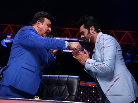 Indian Idol 10: Anu Malik Gives Maniesh Paul Rs 100 As Shagun For His Singing!