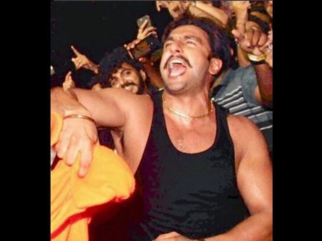 Ranveer Singh Stage-dives Into A Crowd Of Fans! Watch Video