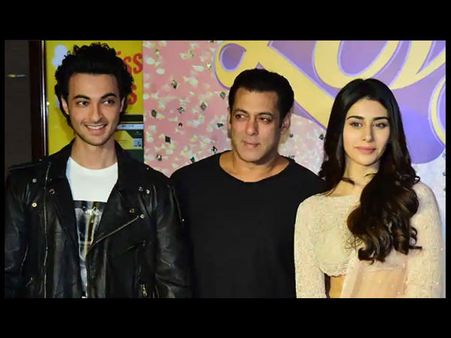 Bigg Boss 12 Weekend Ka Vaar Graced By Love Yatri Stars; Salman Khan Does Garba On Indian Idol 10!