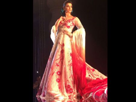 Aishwarya Rai Bachchan Leaves One & All GASPING FOR BREATH; Walks The Ramp For Manish Malhotra