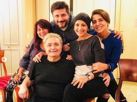 Sonali Bendre- Priyanka Chopra Are All 'Laughter & Smiles' With Rishi & Neetu Kapoor In New York!