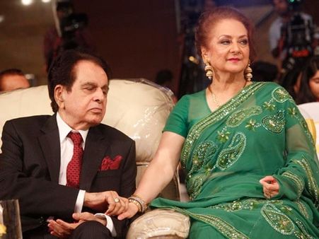 Saira Banu Refutes Dilip Kumar's 'Pneumonia' Rumours; Clarifies It's Just Regular Cold & Fever