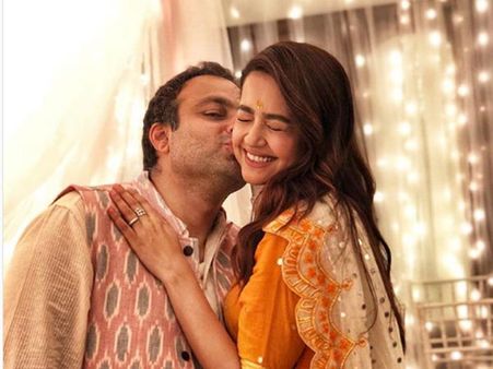 Surveen Chawla Is Expecting A Baby In April 2019! Says Shouldn't Make A Big Deal About Pregnancy