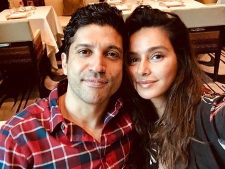 Farhan Akhtar 'Bumps Into' His Alleged Girlfriend Shibani Dandekar For A Dinner Date! View Picture